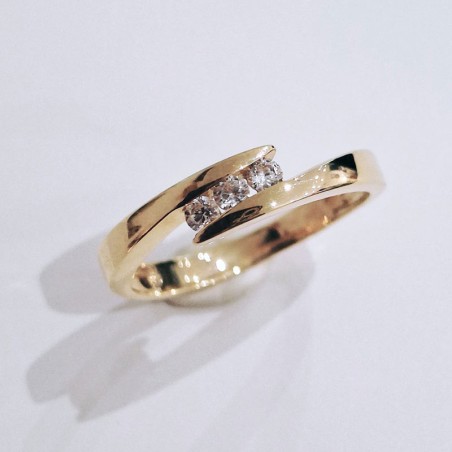 Bague-avec-3-pierres-blanches